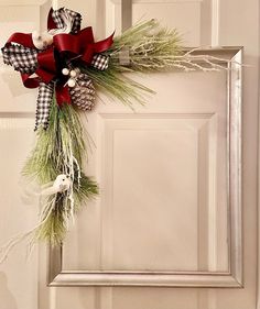 Simple, yet modern, Holiday Frame Wreath.  Frame measurements are: Height - 22" Length - 18" Depth - 4" Christmas Picture Frame, Picture Frame Wreath, Frames Diy, Christmas Picture Frames, Vintage Picture Frame, Christmas Frame, Christmas Picture, Wreath Frame, Vintage Picture