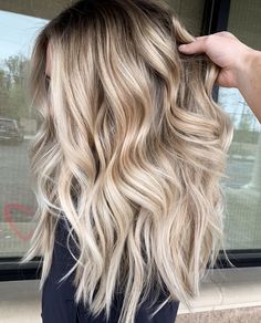 Blonde Balayage Fall 2023, Medium Length Layered Blonde Hair, Rooted Blonde For Fall, Cream Blonde Hair Balayage Dark Roots, Beige Blonde Hair Root Smudge, Champagne Blonde Hair Balayage Dark Roots, Honey Vanilla Blonde Balayage, Spring Blonde Hair 2024, Blonde Hair Color Ideas For Fall Winter Balayage