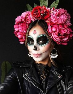 Les plus beaux maquillages Dia De Los Muertos - Elle Makijaż Sugar Skull, Day Of Dead Costume, Makeup Zombie, Halloweenský Makeup, Den Mrtvých, Halloween Costumes For 3