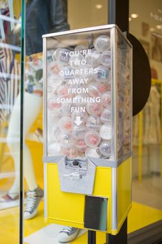 Fun Vending Machine, Interactive Booth Ideas, Pop Up Event Ideas, Exposition Ideas, Pop Up Store Design, Nice Notes, Marketing Activations, Interactive Events