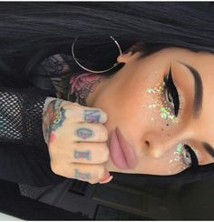 Glam glitter makeup Edc Makeup, Extreme Make-up, Festival Fashion Outfit, Coachella Makeup, Festival Mode, Rave Hair, Festival Glitter, Rave Makeup, Glam And Glitter