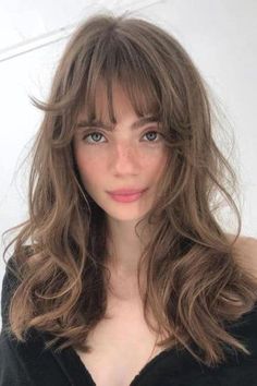 Meta: Un flequillo para cara ovalada que vaya perfecto con este tipo de rostro es mucho más que un estilo para cabello, es lo que a muchas chicas nos hace sentir más seguras y lindas. Messy Long Hair With Bangs, Haircuts For Long Hair And Bangs, Wavy Hair Wispy Bangs, Brunette With Bangs, Highlights With Bangs, Bangs Inspiration, Bangs Wavy Hair, Beyonce Hair, Wispy Hair