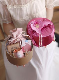 Bridemaid Proposal, Dulang Hantaran Ideas, Wedding Gift Hampers, Round Gift Boxes, Dinosaur Party Favors, Bridal Gift Wrapping Ideas, Wedding Planning Decor, Pop Up Market, Bridesmaid Box