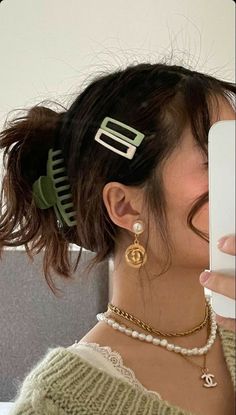 Barrette Clip Hairstyles, Hair Styles With Barrettes, Hairclip Hairstyles, Hairclip Hairstyle, Indoor Ideas, Cute Hairstyle, Vlasové Trendy, Clip Hairstyles, Style Goals