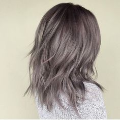 21 Pinterest Looks That Will Convince You to Dye Your Hair Grey - Livingly Hair Color 2017, Gray Highlights, Brown Hair Color Shades, Trendy We Fryzurach, Ash Brown Hair Color, Grey Highlights, Short Ombre Hair, Ash Brown Hair