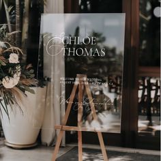 an easel with a sign that says, gloe thomas