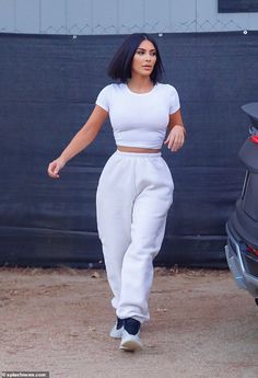 Fashion Teenage School, Cute Sweatpants Outfit, Sweatpants Outfits, Cute Sweatpants, Kim Kardashian Outfits, Kardashian Outfit, Sweatpants Outfit, Kim Kardashian Style, Chill Outfits