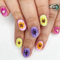 💅 Happy #MeownicureMonday! 💅 The purrfect sPURRing flower kitties! 🌸😻🌼 Today’s adorable meownicure courtesy of @ceasg.nails! #nailgoals Kitty