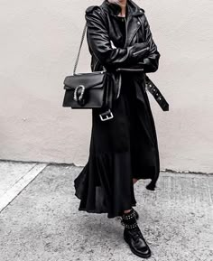 black outfit ideas - fashion tips #fashion #streetstyle #lovehappensmag Woman In Black, Stil Elegant, Mode Casual, Outfit Black, Total Black, Comfy Tops, All Black Outfit