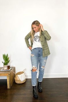 Mom Jeans With Chelsea Boots, Chelsea Boots Outfit Women Spring, Chelsea Boots Outfit Midsize, Black Rubber Boots Outfit, Outfit With Boots Ankle, Dr Martin Chelsea Boots Outfit, Outfits With Chunky Boots, Spring Outfits With Boots, Chunky Black Boots Outfit