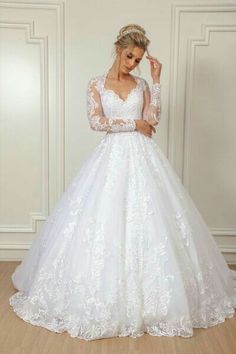 Vestido de casamento branco de 6 mil reais, sinto muito informar mais não está a venda White Long Sleeve Wedding Dress, Scoop Wedding Dress, Christian Wedding Gowns, Fantasy Wedding Dresses, 1920s Wedding Dress, Quince Dresses Mexican, Wedding Dress Brands, Wedding Dress Guide