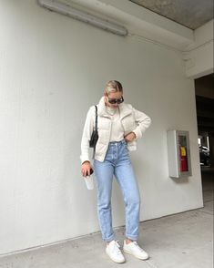 Veja Outfits, Vest Outfits Winter, Outfits Puffer Vest, White Puffer Vest Outfit, Fall Boho Outfits, Puffer Vest Outfit Winter, Fall Layering Outfits, Winter Vest Outfits, Fall Athleisure Outfits