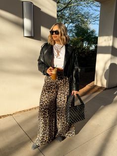 Cheetah Print Outfits, Cheetah Pants, Wide Leg Pants Outfit, Y2k Shoulder Bag, Leather Jacket Outfits, Printed Wide Leg Pants, Dresses For Teens, Casual Street Style, How To Style