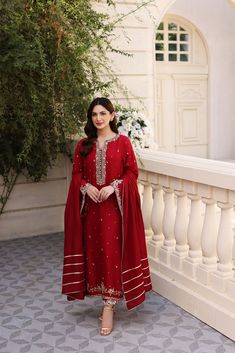 Red Heavy Suit, Red Designer Suits Indian, Pakistani Red Suit, Heavy Indian Suits, Pakistani Nikah Dress, Heavy Suits For Wedding, Heavy Pakistani Suits Party Wear, Red Pakistani Dress, Red Pakistani Suit