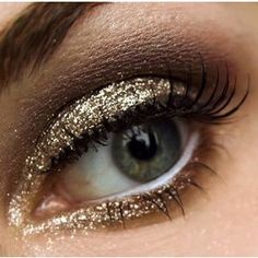 classy glitter eyes. Metallic Look, Glitter Eyes, Gold Eyes, Kiss Makeup, Glitter Eyeshadow, Her Eyes, Makati, Gorgeous Makeup