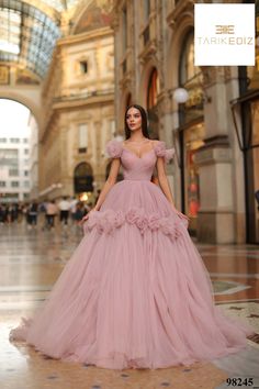 Fall in love with the enchanting beauty of the Tarik Ediz 98245 evening dress. 🌹✨ Crafted with luxurious tulle, this captivating gown features an off-the-shoulder design and a mesmerizing V-neckline, exuding an air of romance and elegance. The flattering A-line silhouette effortlessly enhances your figure, while the exquisitely pleated bodice adds a touch of sophistication. Adorned with a delicate flower, this dress accentuates your waistline with a beautiful flourish. Slip into this timeless p Designer Frocks, Dress Western, Party Dress Classy, Trendy Outfits Indian, Plastic Dress, Princess Ball Gowns, Blue Gown