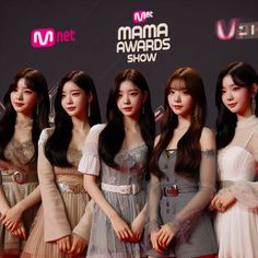 the girls are posing together on the red carpet at the mama awards show in china