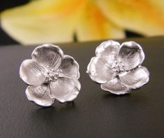 Magnolia Flower Stud Earrings Bridesmaid by DanglingJewelry, $20.00 Magnolia Earrings, Mothers Jewelry, Magnolia Jewelry, Bridesmaid Gifts Earrings, Sister Jewelry, Silver Flower Earrings, Mother Jewelry, Seni 3d, Silver Post Earrings