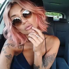 pink #hair hair #pink Каждый новый день — это подарок судьбы Brown And Pink Hair, Cheveux Oranges, Hair Colorful, Wavy Hairstyle, Peach Hair, Short Wavy