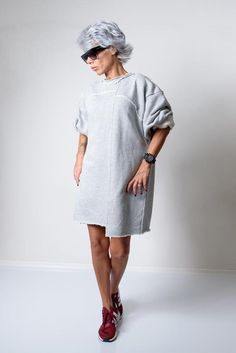 *Extra Long Sleeves*Oversized Fit*Dropped Shoulder*Model is 1.64cm (5ft 3") tall, 50 kg (110Lbs) and wears size Small*Please, have in mind that there are elements in the garment that are not hemmed, on purpose!SIZE CHARTSIZE XS US/Canada 2 UK 4 Europe 32 Australia 6 Japan 5Bust: around 33 in/84 cmWaist: around 26 in/66 cmHip: around 35.5 in/90 cmApprox height: 5'7"/170 cmSIZE S US/Canada 4/6 UK 6/8 Europe 34/36 Australia 8/10 Japan 7/9Bust: around 35 in/88 cmWaist: around 28 in/70 cmHip: around Oversized Grey Sweater, Creative Clothes, Oversize Pullover, Stocking Fillers For Her, Extra Long Sleeves, Glamorous Style, Loose Sweater, Cozy Fashion, Oversized Sweater