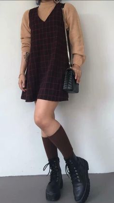 Pinafore Dress Outfit, Worst Outfits, Casual Dress Outfit, Fall Outfit Casual, Dress Outfit Fall, Outfit College, College Outfit, Outfit Chic, Stylish Wardrobe