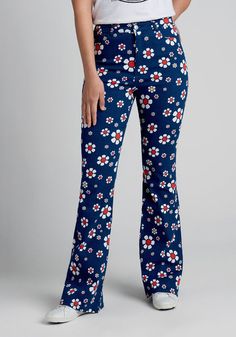 It’s bloom season, and these navy blue flare pants from our ModCloth namesake label are flourishing in white daisies with red and yellow centers scattered all over! Made from a stretchy denim fabric, this adorable pair of flare jeans boast a 5-pocket design, and they are ideal for rocking a 70s-inspired style. Navy Blue Flare Pants, Blue Flare Pants, 1960s Pants, 1960s Outfits