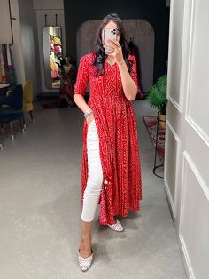 Party Wear Gowns, Simple Frock Design, Stylish Kurtis Design, Simple Kurta Designs, Simple Kurti Designs, Long Kurti Designs, Fashion Top Outfits, Kurti Design, Elegant Blouse Designs