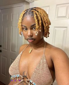 Woman With Dreadlocks, Short Dread Styles, Short Dreadlocks Styles, Dreads Styles For Women, Short Locs Hairstyles, Dreadlock Style, Dreadlock Styles, Dreads Styles