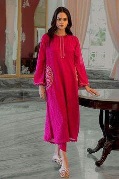 Pink muslin kurta with all over floral mandala pattern, highlighted with Pakistani patch pocket in floral embroidery. Components: 2 Pattern: Placement Embroidery Type Of Work: Floral, Mandala Neckline: Round Sleeve Type: Full Sleeves Fabric: Muslin Color: Pink Other Details:  Attached inner lining Side pockets Occasion: Puja - Aza Fashions Pocket Design Kurtis, Floral Kurti Design, Pocket Style Kurti Design, Kurti Pattern, Fitted Kurta With Embroidered Sleeves, Pink Fitted Long Sleeve Kurta, Pink Long Sleeve Kurta With Printed Motifs, Pink Long Sleeve Printed Kurta, Pink Semi-stitched Long Sleeve Kurta