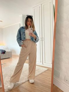 Palazzo Beige Outfit, Outfit Pantalon Beige Mujer, Outfits With Beige Pants, Outfit Con Pantalon Beige, Nude Pants Outfit, Outfits Faciles, Outfit Pantalon Beige, Beige Pants Outfit