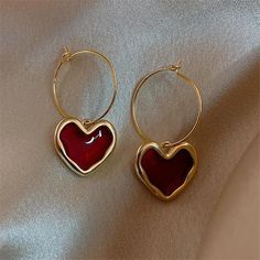 Our sweet heart-shaped dangling earrings add a touch of romance to any look. Carefully crafted, they feature a delicate heart that swings from a dainty hoop, making them lightweight and comfortable for all-day wear. A versatile choice, they're ideal for special occasions or to elevate your everyday look. They also make a thoughtful gift for someone special. These earrings are sure to become a staple in your jewelry collection. Material: Metal. Pearl Market, Heart Drop Earrings, Jewelry Lookbook, 가을 패션, Heart Earrings Studs, Jewelry Inspo, Dream Jewelry, Simple Earrings, Pretty Jewellery