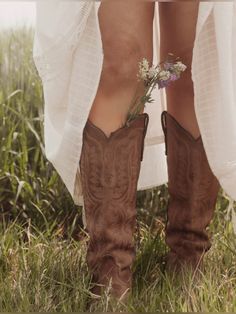 Western photoshoot in alberta Notion Pics, Cute Cowgirl Boots, Cowgirl Vibes, Summer Cleaning, Country Aesthetic, Dream Live