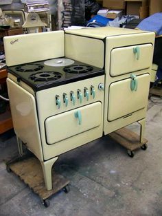 an old fashioned stove sitting on top of a wooden pallet