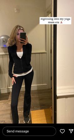 Workout Outfits Pilates, Gym Outfits Cold Weather, Leggings Lululemon Outfit, Gym Outfit Lululemon, Define Jacket Outfit Black, Sporty Comfy Outfits, Black Gym Outfit Aesthetic, Y2k Athletic Outfits, Classy Gym Outfits