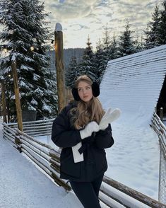 Snowing Winter Outfit, Alberta Winter Outfits, Canada Winter Fashion, Winter Outfits Canada, Minimalist Winter Outfit, Winter Night Outfit, Snow Outfits