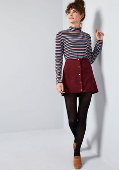 Style Victoria Beckham, Look 80s, Dusty Pink Dresses, Mini Skirt Style, Tennis Skirt Outfit, Burgundy Skirt, Peplum Tops, Rock Outfit, Cozy Winter Outfits