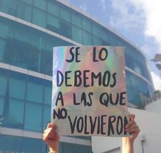 a protester holds up a sign in front of a building that reads, se lo debemos a las que no wolverinero