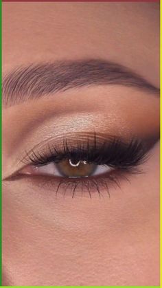 Smudged kohl eye look Simple smokey Beginner smokey eye #smokeyeyemakeup #smokeyeyes #smokeyeyetutorial #smokeyeyeshadow #kohlsmokey #beginnersmokeyeye #smudgedsmokeyeye #easysmokeyeye #simplesmokeyeye #smokeyeyemakeupstepbystep #kohlpencileye #kohlsmokeylook #smokeymakeup Eyeshadow For Hooded Eyes, Beginner Eyeshadow, Gorgeous Wedding Makeup, Look Shorts, Wedding Makeup Tutorial, Glam Wedding Makeup, Eyeliner For Beginners, Eyeshadow For Blue Eyes