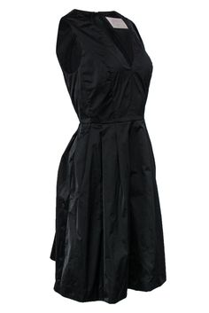 Grab this classic A-line dress today from Jason Wu! Made with a voluminous skirt, this plunging timeless frock is a closet staple that you'll want to wear over and over again with all your favorite colored pumps. Size 8 100% Polyester A-line silhouette Plunge neckline Satin finish material Pockets at hip Zippered back Fully lined Waist 30" Bust 34" Total length 38.5" Plunge Neckline Dress, Chic Shop, Neckline Dress, Zoom Call, Buy Shoes Online, Plunge Neckline, Jason Wu, Necklines For Dresses, Size 8 Dress