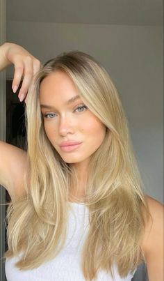 Honey Blond Shadow Root, Honey Butter Blonde Highlights, Blonde Layers Medium Shoulder Length, Beige Golden Blonde Hair, Honey Lowlights On Blonde Hair, Golden Bombshell Hair, Cool Golden Blonde Hair, Honey Blonde Hair Layers, Honey Blonde Hair On Pale Skin