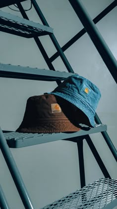 Cap Flatlay, Cap Photoshoot Ideas, Bucket Hat Photoshoot, Cap Photoshoot, Streetwear Photoshoot Ideas, Streetwear Photoshoot, Hat Photography, Product Photography Studio