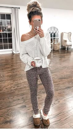 Around The House Outfit Lazy Days, Lazy Fall Outfits, Laura Beverlin, Cute Lounge Outfits, Preppy Fall Outfits, Cute Lounge, Lounge Outfits, Loungewear Outfits, Lounge Outfit