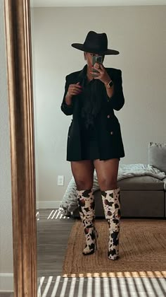 Corporate America Outfits, Hot Cowgirl Outfit Winter, London Street Style Black Women, Fall Fashion Black Women 2023, Plus Size Fall Outfit With Hat, Upscale Bar Outfit, Midsize Chic Fashion, Chic Outfits Classy Black Women, Beginning Of Fall Outfit