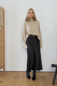 Silk Skirt Outfit, Skirt Outfit Fall, Satin Skirt Outfit, Winter Skirt Outfit, Chique Outfits, Mode Inspo, Looks Chic, Beige Sweater