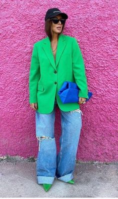 Pink And Green Winter Outfit, Green Style Fashion, Green Street Style, Colorful Blazers, All Green Outfit, Green Blazer Outfit, Colorful Blazer, Streetwear Mode, Outfit Jeans