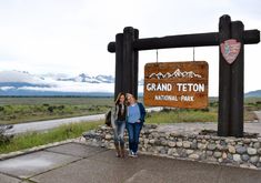 What to Wear in Jackson Hole in the Summer - Sydne Style What To Wear In Yellowstone In July, Wyoming Outfit Summer, Jackson Hole Wyoming Summer Outfits, Jackson Wyoming Summer, Going Out Outfits Summer, Summer Hiking Outfit