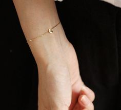 Minimalist Gold Moon Bracelet, Minimalist Moon Shaped Gold Bracelet, Minimalist Moon-shaped Gold Bracelet, Gold Minimalist Moon Bracelet, Dainty Moon Shaped Bracelets As Gift, Dainty Crescent Bracelet As Gift, Dainty Crescent Bracelet For Gift, Minimalist Bracelets With Moon Charm As Gift, Elegant Everyday Bracelets With Moon Charm