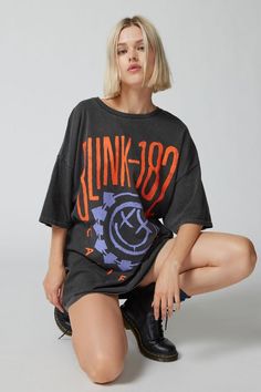 Cropped Graphic Tees, Fitted Tunic, Oversized Graphic Tee, Blink 182, Urban Dresses, Urban Outfitters Women, Top Graphic Tees, Tee Outfit, Tshirt Outfits