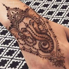 an image of a henna tattoo on someone's hand with the words ginks - arts