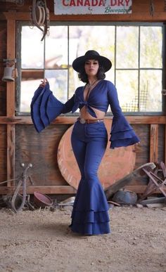 Bell Sleeve Tie Top, Denim Cowgirl, Wide Brimmed Hat, Cowgirl Style Outfits, Black Cowgirl, 1960s Style, Looks Country, 70s Outfits, Western Style Outfits